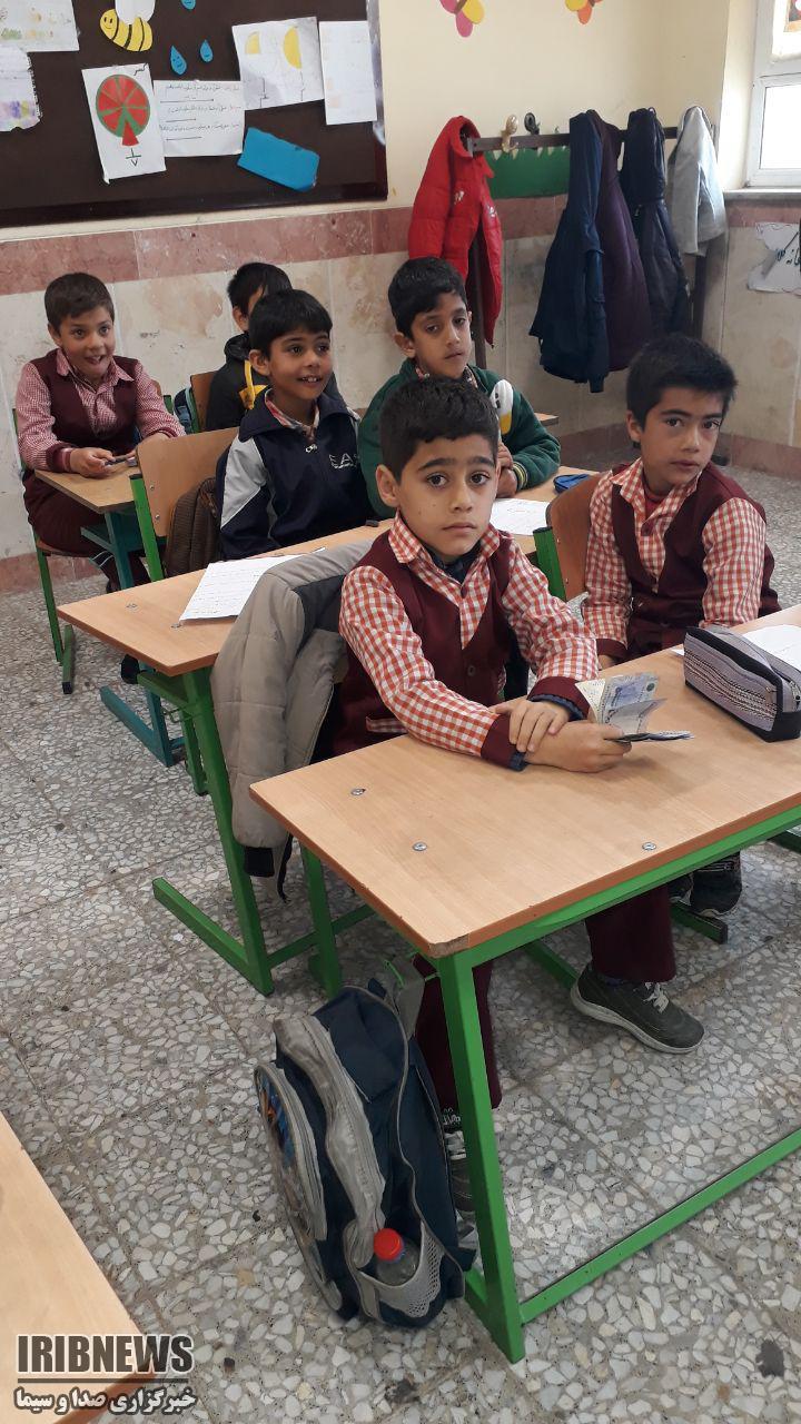 دانش آموزی که عیدی خود را به مناطق سیل زده اهداء کرد