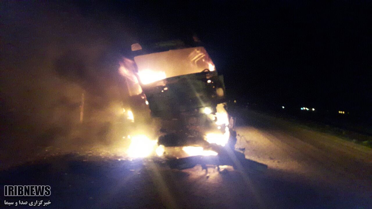 آتش گرفتن کامیون تریلی در جاده طبس-یزد