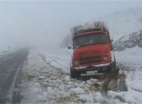 بارش برف ولغزندگی  برخی محورهای مواصلاتی استان اصفهان