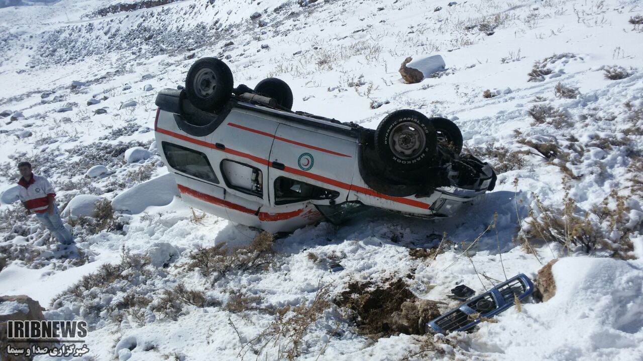 سقوط یک دستگاه آمبولانس به دره