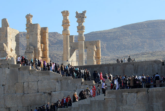 استقرار 100راهنمای گردشگری در تخت جمشید استقرار 100راهنمای گردشگری در تخت جمشید