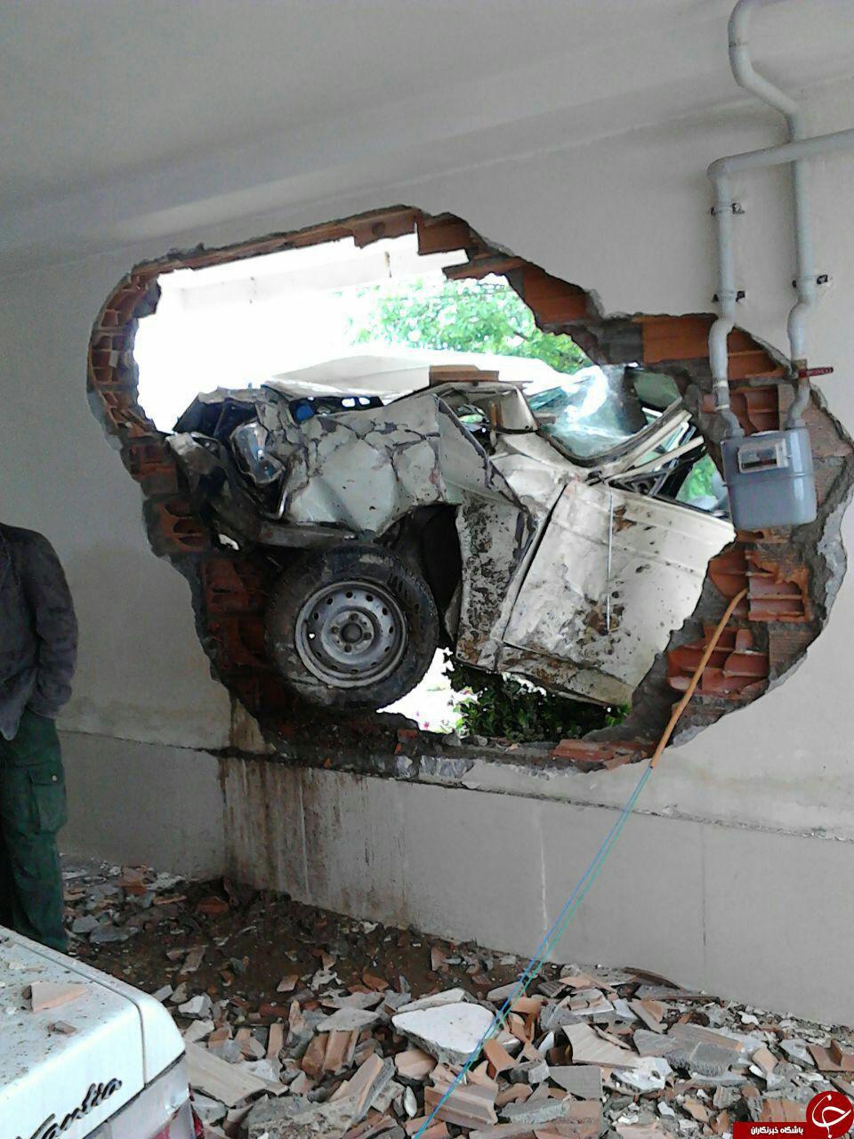 پیکان دیوار پارکینگ را شکافت