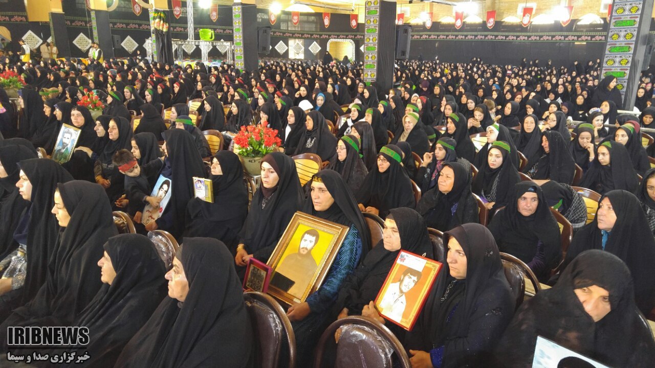 تلاش دشمنان برای بی هویت کردن زنان ایرانی