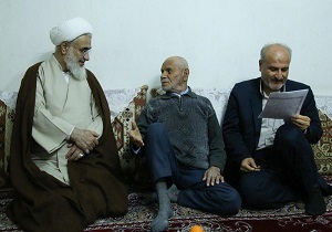 دیدار نماینده ولی فقیه در استان قزوین با خانواده شهدا