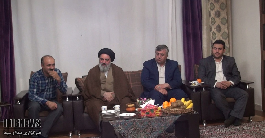 دیدار نماینده، ولی فقیه دراستان کردستان با خانواده شهدا در سنندج دیدار نماینده، ولی فقیه دراستان کردستان با خانواده شهدا در سنندج