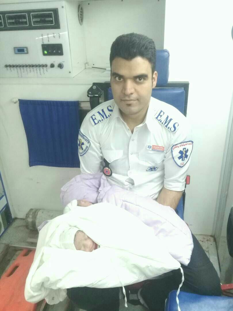 تولد دوقلوهای عجول در آمبولانس تولد دوقلوهای عجول در آمبولانس