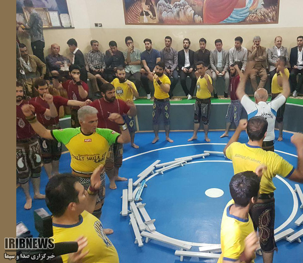 مراسم گلریزان در زورخانه پوریای ولی مهاباد مراسم گلریزان در زورخانه پوریای ولی مهاباد