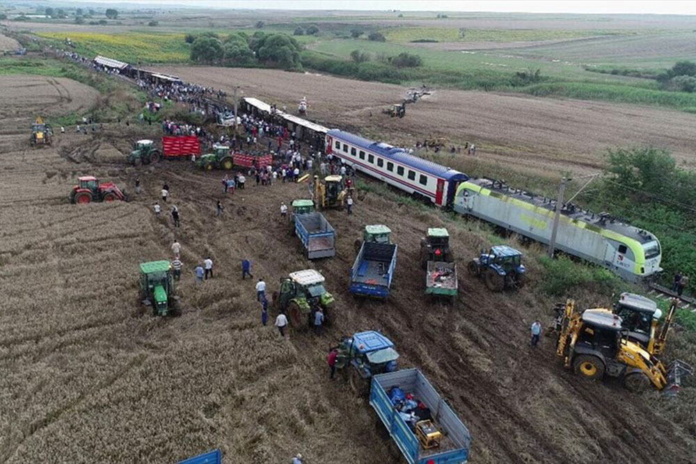 دهها کشته و زخمي بر اثر خارج شدن قطار از ریل در ترکیه