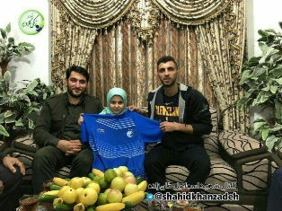 اهدای پیراهن استقلال به فرزند شهید مدافع حرم محمودآباد اهدای پیراهن استقلال به فرزند شهید مدافع حرم محمودآباد