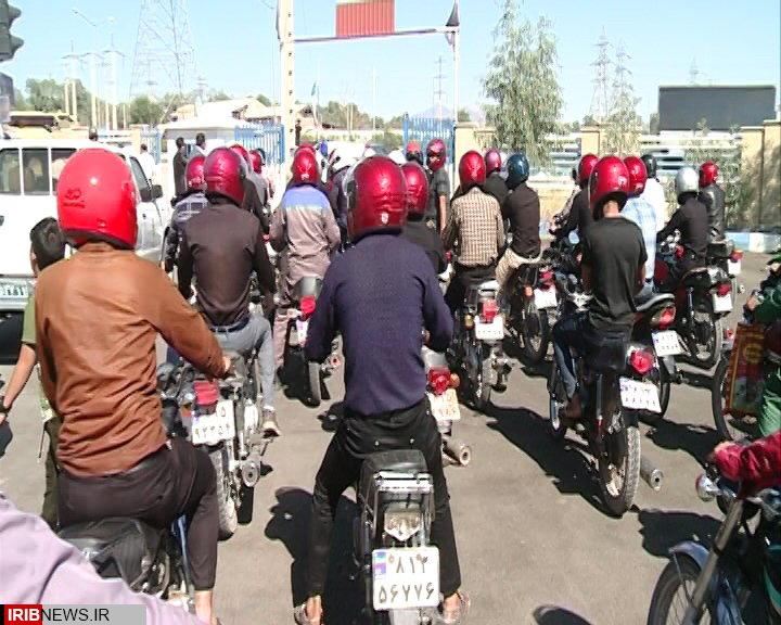 اهدای کلاه ایمنی به موتور سیکلت سواران بم وراور اهدای کلاه ایمنی به موتور سیکلت سواران بم وراور