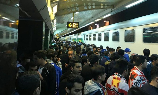 مترو به تماشاچیان شهر آورد خدمات رسانی میکند مترو به تماشاچیان شهر آورد خدمات رسانی میکند