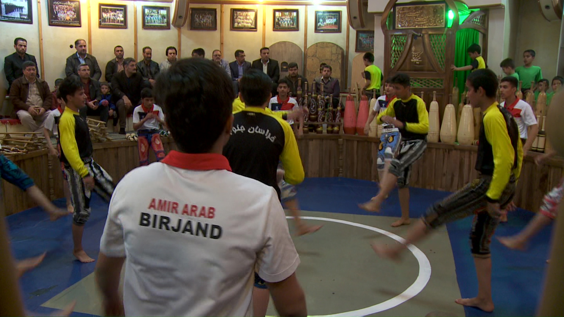 اجرای مراسم نان و نمک در گود زورخانه امیر عرب بیرجند اجرای مراسم نان و نمک در گود زورخانه امیر عرب بیرجند