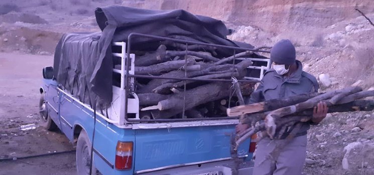 توقف خودروی وانت حامل چوب بلوط قاچاق در دنا