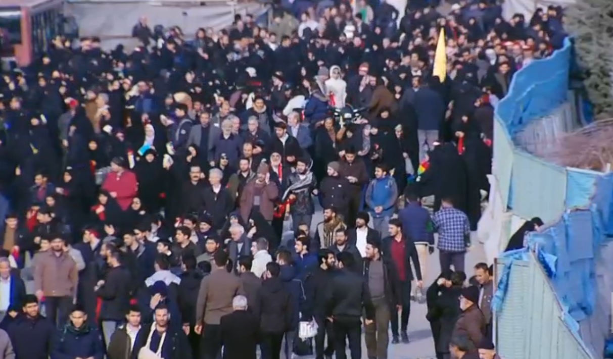 حضور انبوه مردم برای اقامه نماز جمعه به امامت مقام معظم رهبری حضور انبوه مردم برای اقامه نماز جمعه به امامت مقام معظم رهبری