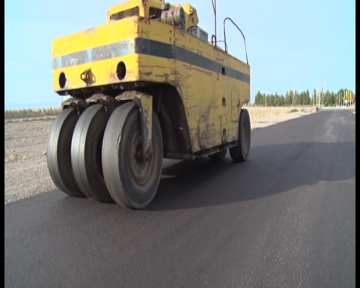 آغاز عملیات روکش آسفالت باند دوم محور زواره به اردستان آغاز عملیات روکش آسفالت باند دوم محور زواره به اردستان