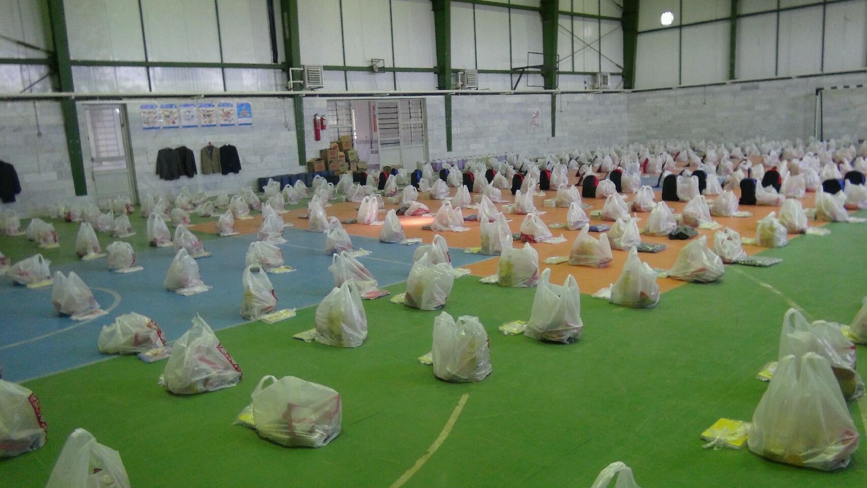 توزیع 490 بسته موادغذایی در فریمان و کدکن توزیع 490 بسته موادغذایی در فریمان و کدکن