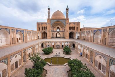 آغاز مرمت سقف کتابخانه مسجد و مدرسه آقا بزرگ شهرستان کاشان