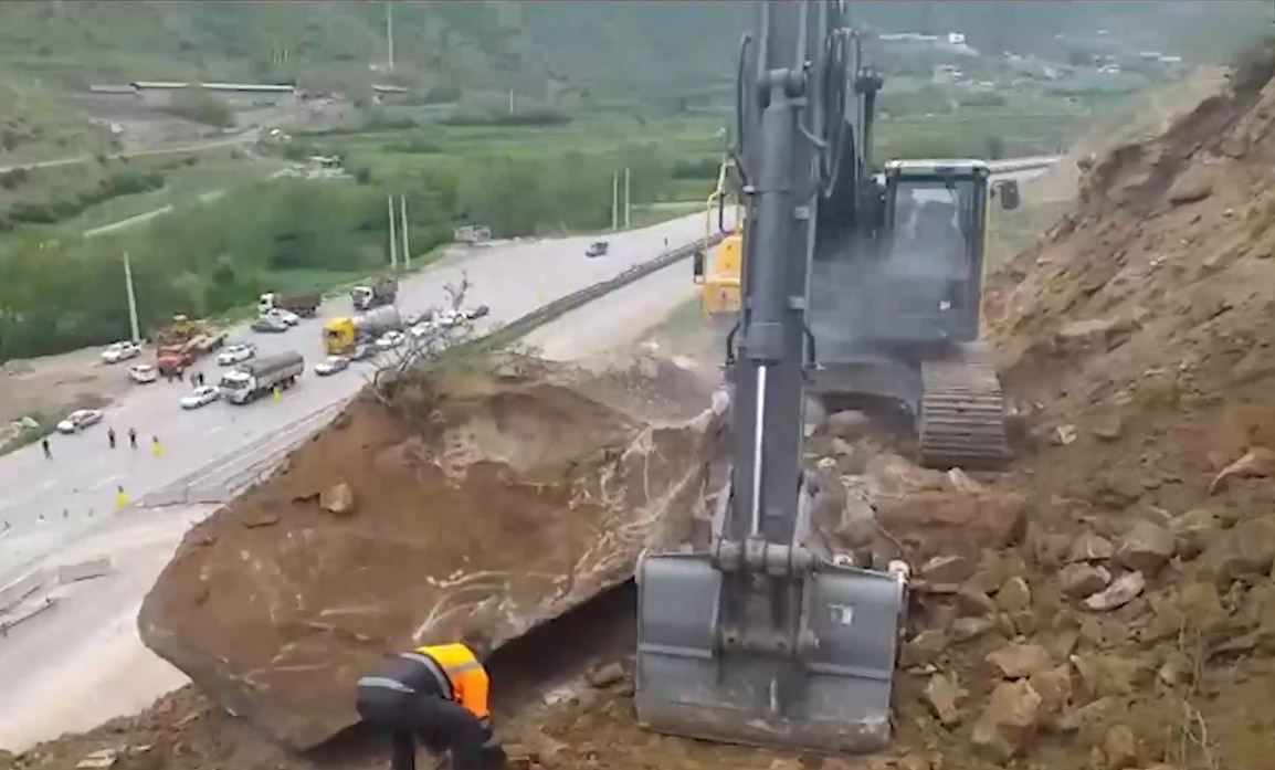 بکارگیری ۱۰ دستگاه راهداری برای بازگشایی محور سوادکوه +فیلم