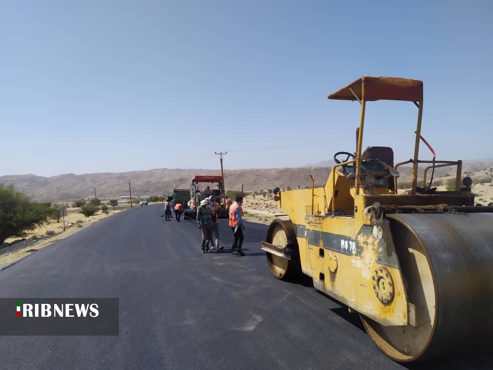 لکه گیری ۵۰۰ هزار متر مربع آسفالت راه‌های استان