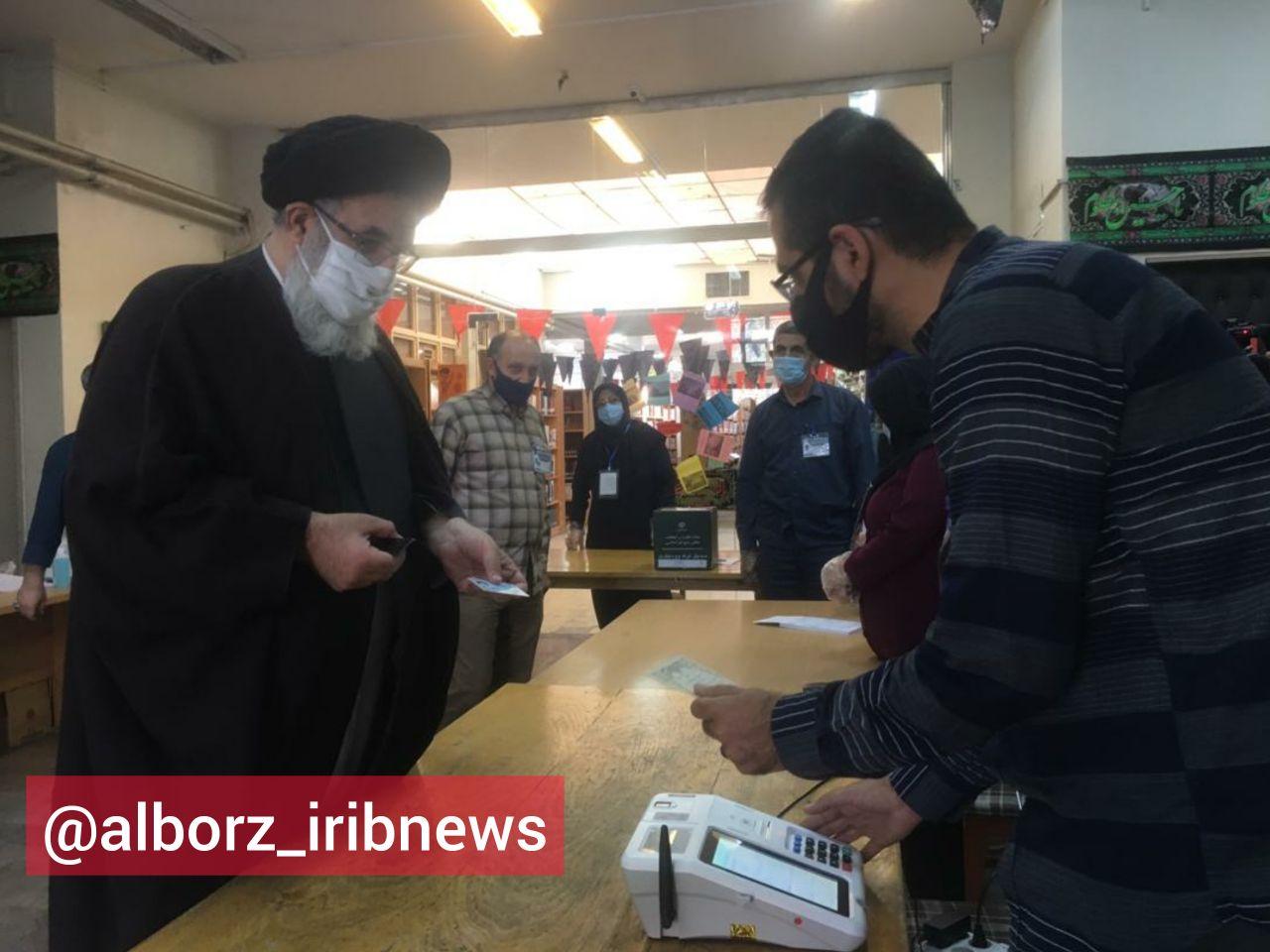 امام جمعه کرج در نخستین دقایق آغاز رای گیری ، رای خود را به صندوق انداخت