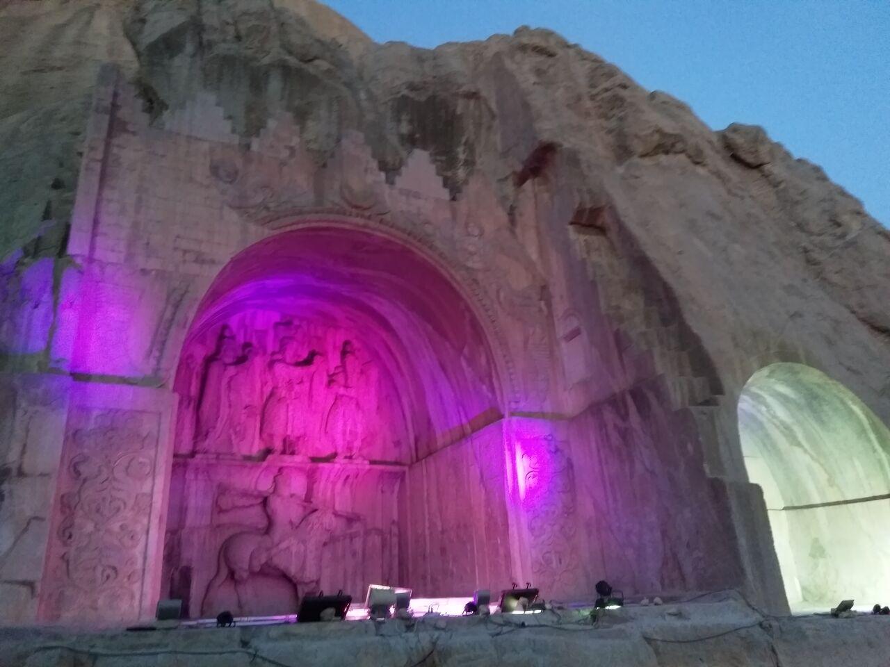 طاقبستان به رنگ صورتی در آمد طاقبستان به رنگ صورتی در آمد