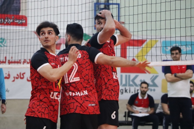 صعود والیبال گیتی پسند به نیمه نهایی