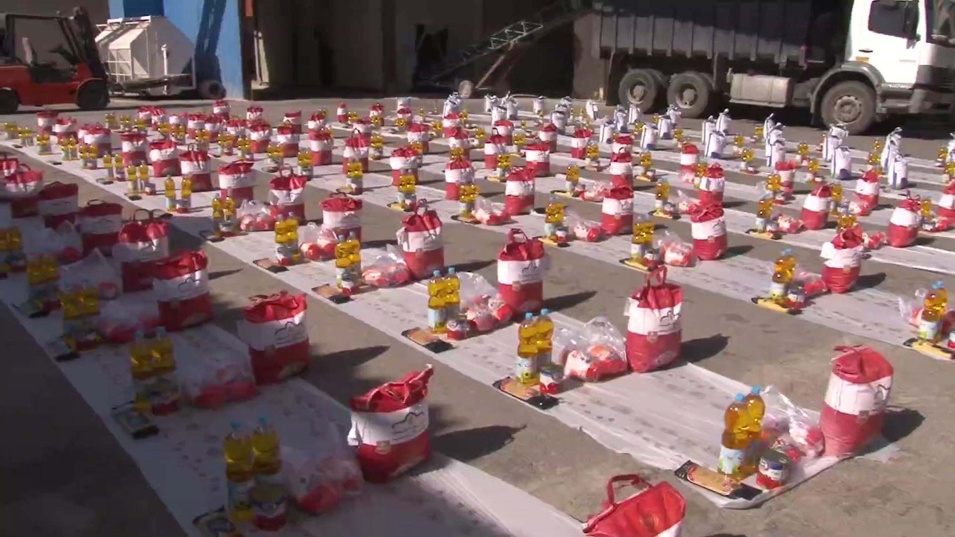 توزیع بستههای معیشتی میان کارگران در مراغه توزیع بستههای معیشتی میان کارگران در مراغه