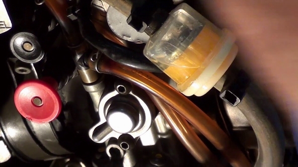 صافی بنزین خودرو چگونه تعویض می‌شود؟