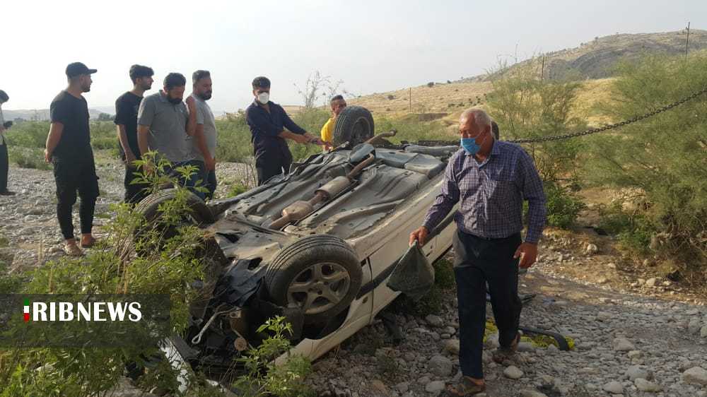 نجات معجزه آسای سرنشینان خودروی سقوط کرده به دره در پل لیراب