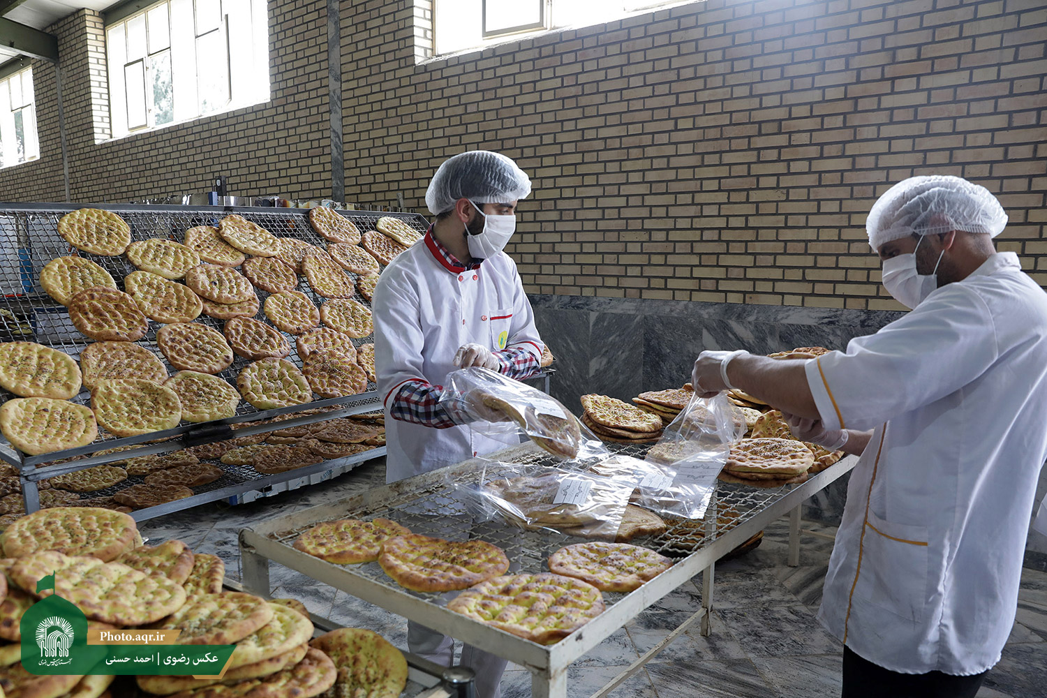 پخت ۸ هزار قرص نان برای نیازمندان به یاد کریم اهل بیت(ع)