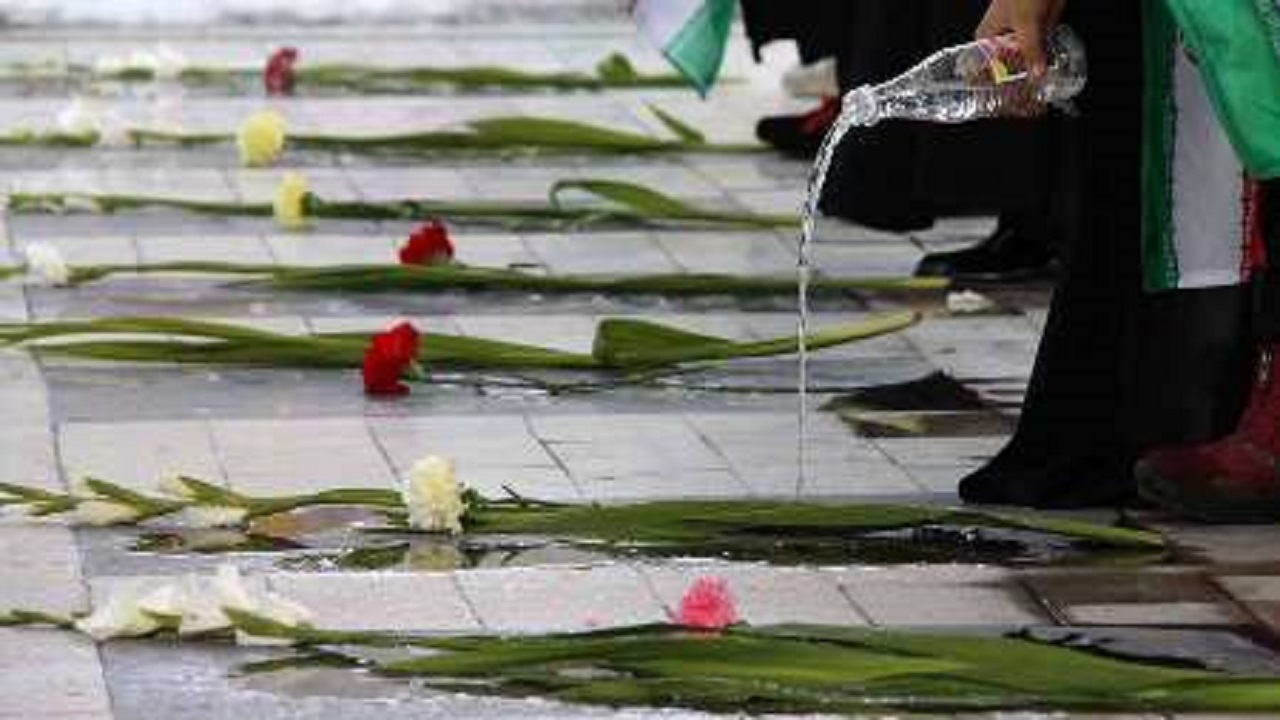 غبار از مزار شهدای هندیجان پاک شد غبار از مزار شهدای هندیجان پاک شد