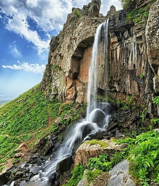 آبشار ورزان؛ نگینی درخشان در طبیعت سرسبز گیلان