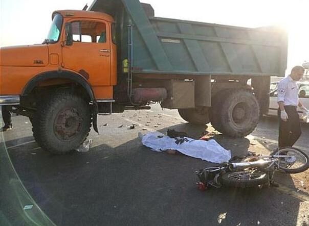 2 کشته در برخورد موتورسیکلت با کامیون در محور قاین-گناباد