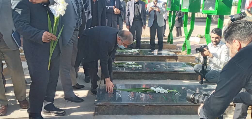 ادای احترام استاندار البرز به مقام شامخ شهدا در ساوجبلاغ ادای احترام استاندار البرز به مقام شامخ شهدا در ساوجبلاغ