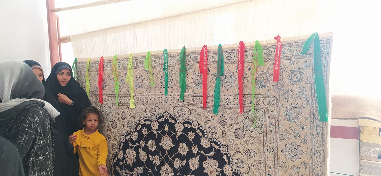 اهدا سی و هفتمین قالی دست باف برای بازسازی عتبات عالیات در شهر عشق آباد