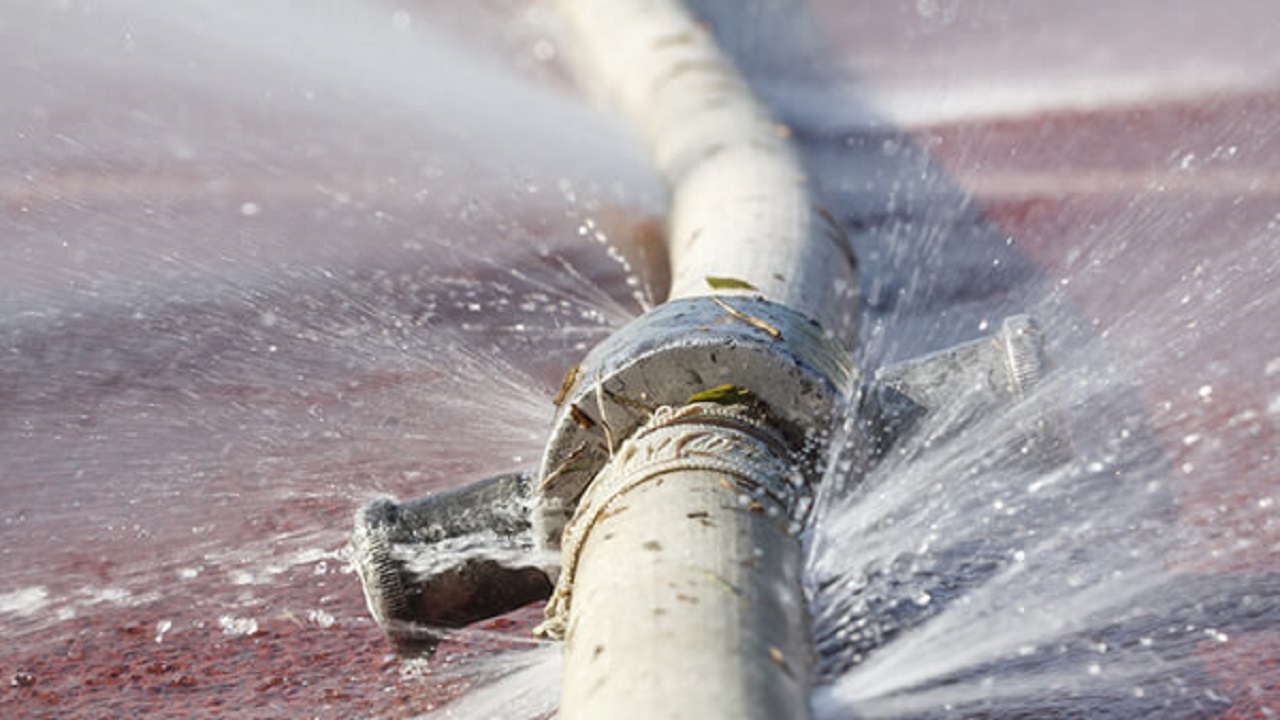 شکستگی لوله آب شهری دغدغه اهالی باغ فیض شد شکستگی لوله آب شهری دغدغه اهالی باغ فیض شد