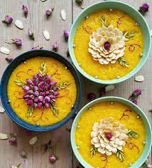 کاسه شله زرد با تزییت گل و بادام