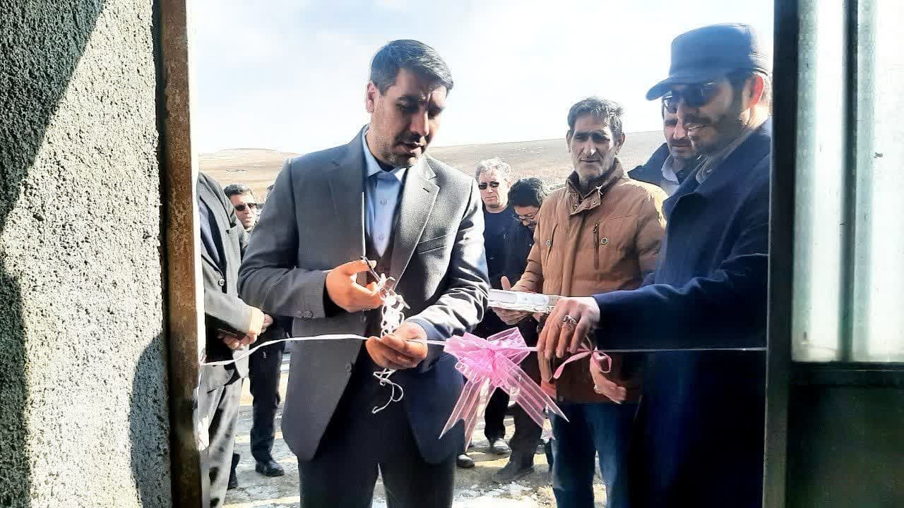 تلاش آتش نشانان برای اطفا حریق خانه باغ