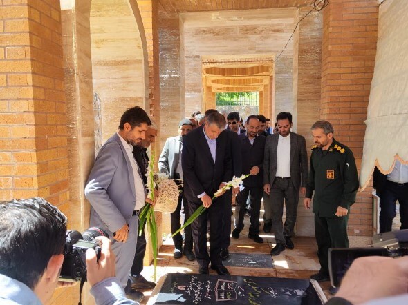 ادای احترام رییس سازمان انرژی اتمی به مقام شامخ شهدای روستای «فردو»