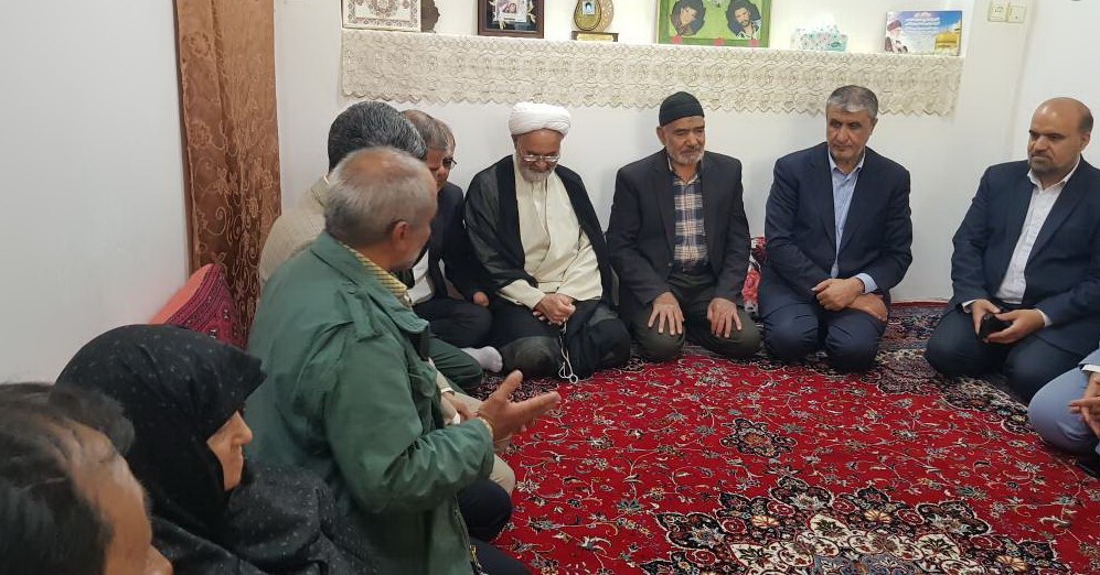 دیدار محمد اسلامی با خانواده شهیدان «قدیمی» و «رضا‌نژاد»