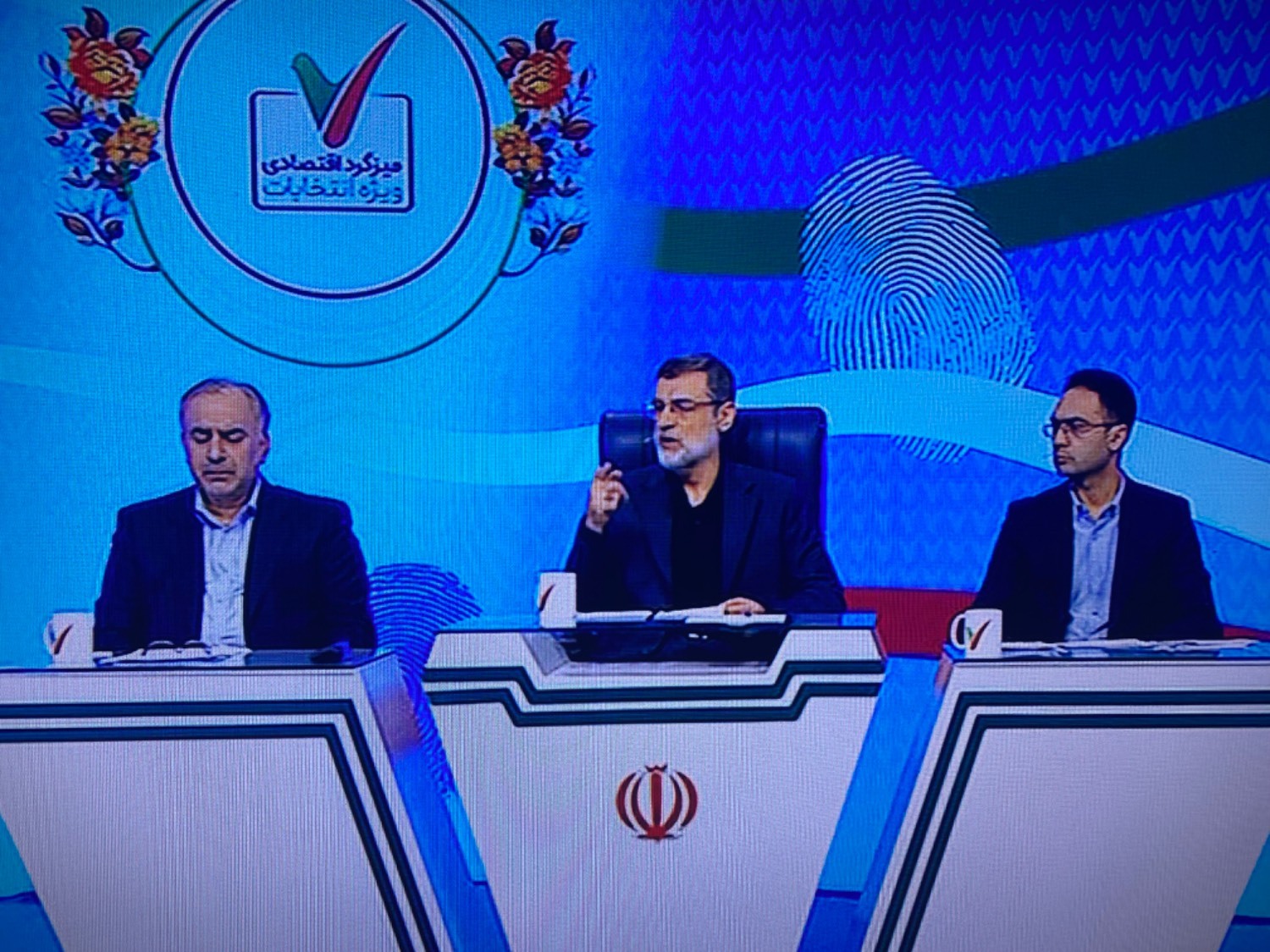 میزگرد اقتصادی با حضور «قاضیزاده هاشمی» آغاز شد میزگرد اقتصادی با حضور «قاضیزاده هاشمی» آغاز شد