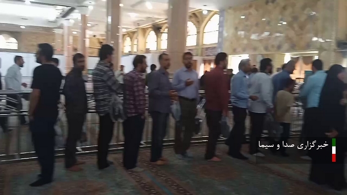 حضور پرشور مردم قم در دقایق آغازین رای گیری مرحله دوم چهاردهمین دوره انتخابات ریاست جمهوری حضور پرشور مردم قم در دقایق آغازین رای گیری مرحله دوم چهاردهمین دوره انتخابات ریاست جمهوری