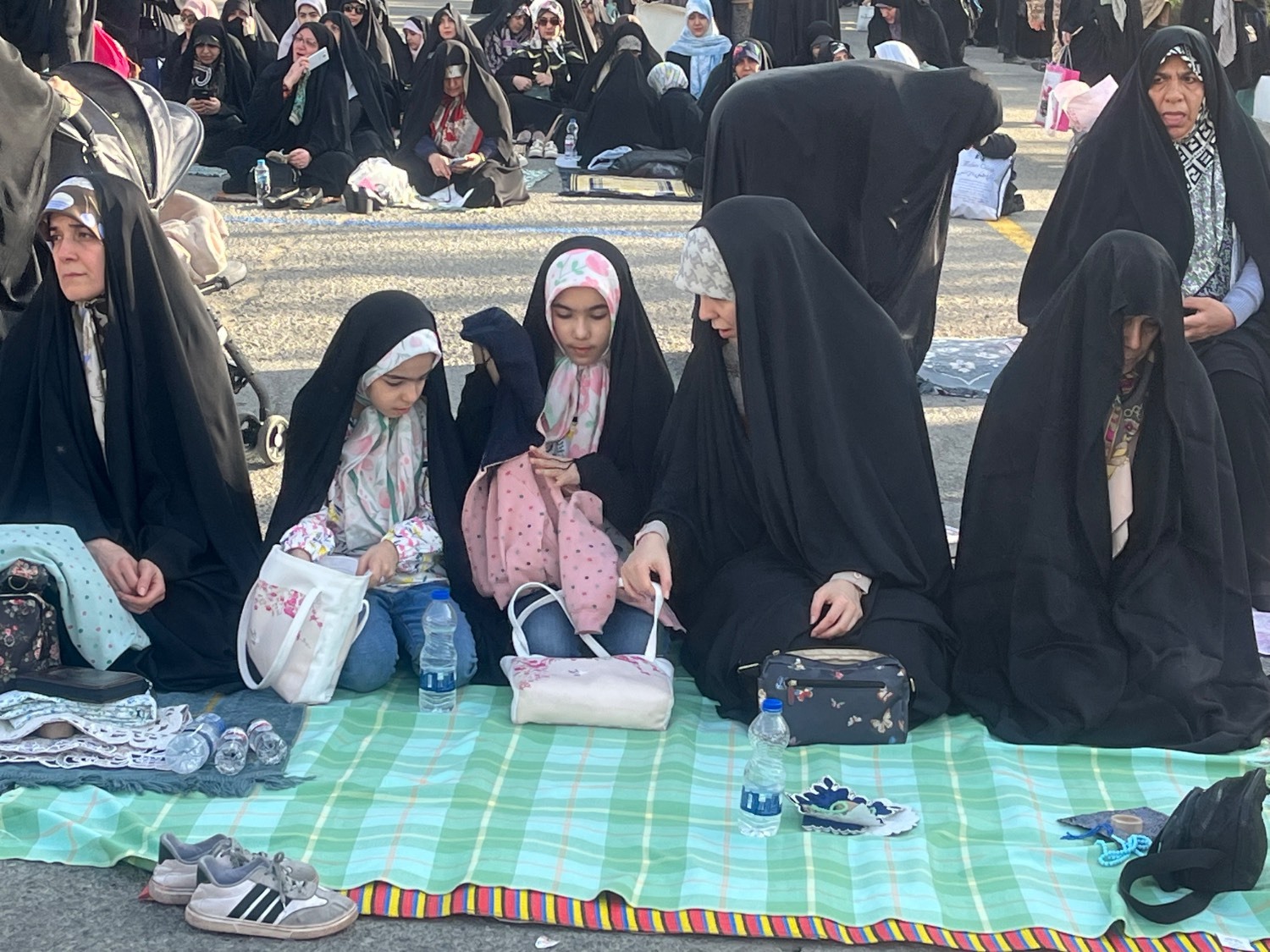 عید بندگی و مردم مومن در راه مصلی تهران