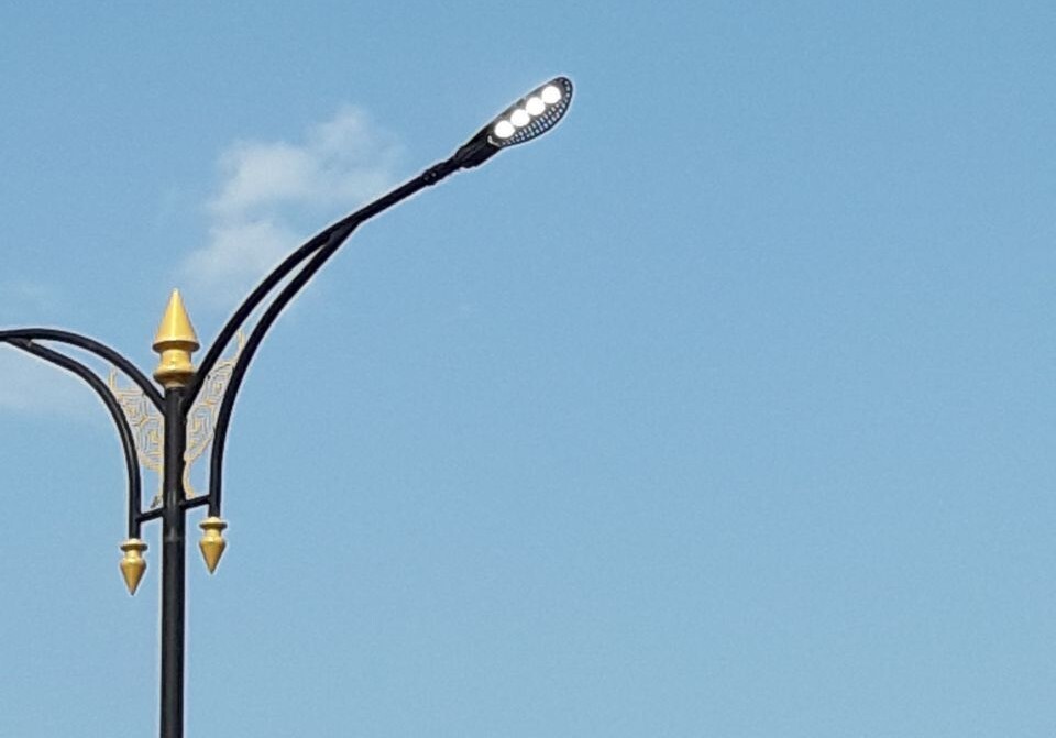 روشن بودن چراغ خیابان در روز روشن بودن چراغ خیابان در روز