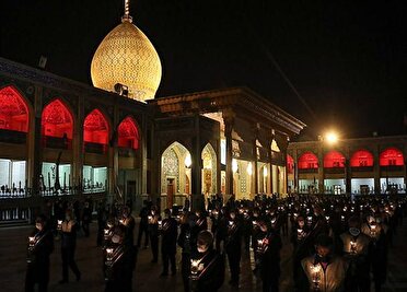 لاله‌گردانی خدام شاه چراغ در شام غریبان حسین (ع)