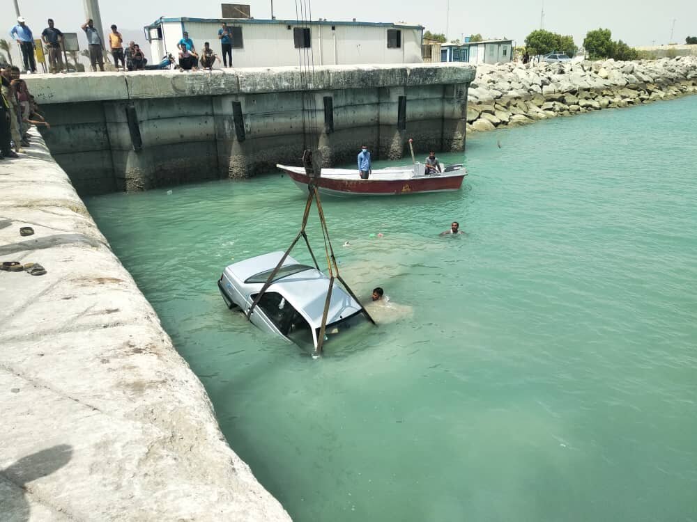سقوط یک خودرو به دریا در بندر پل بندرخمیر