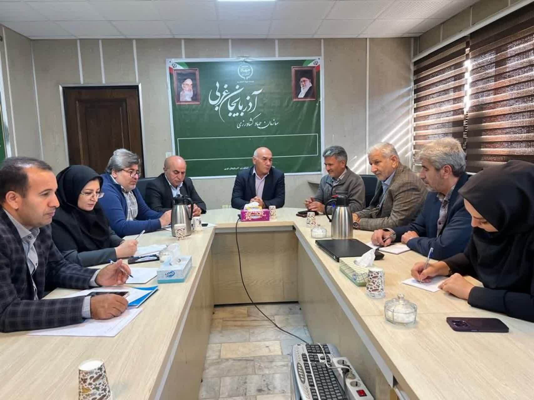 تاکید بر توسعه تولید نهال گواهی‌شده در گلخانه‌های آذربایجان‌غربی