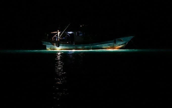 توقیف دو فروند قایق صید غیرمجاز شب‌چراغی در آب‌های جاسک