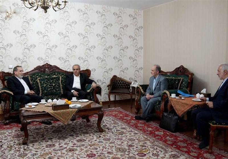 دیدار عراقچی با پدر زندانی ایرانی در ترکیه دیدار عراقچی با پدر زندانی ایرانی در ترکیه