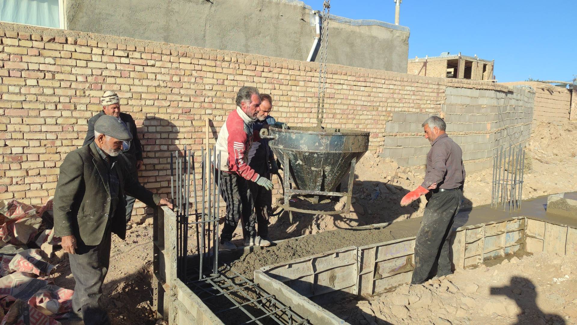 ساخت حسینیه ای مردمی در خوشاب به همت گروه های جهادی